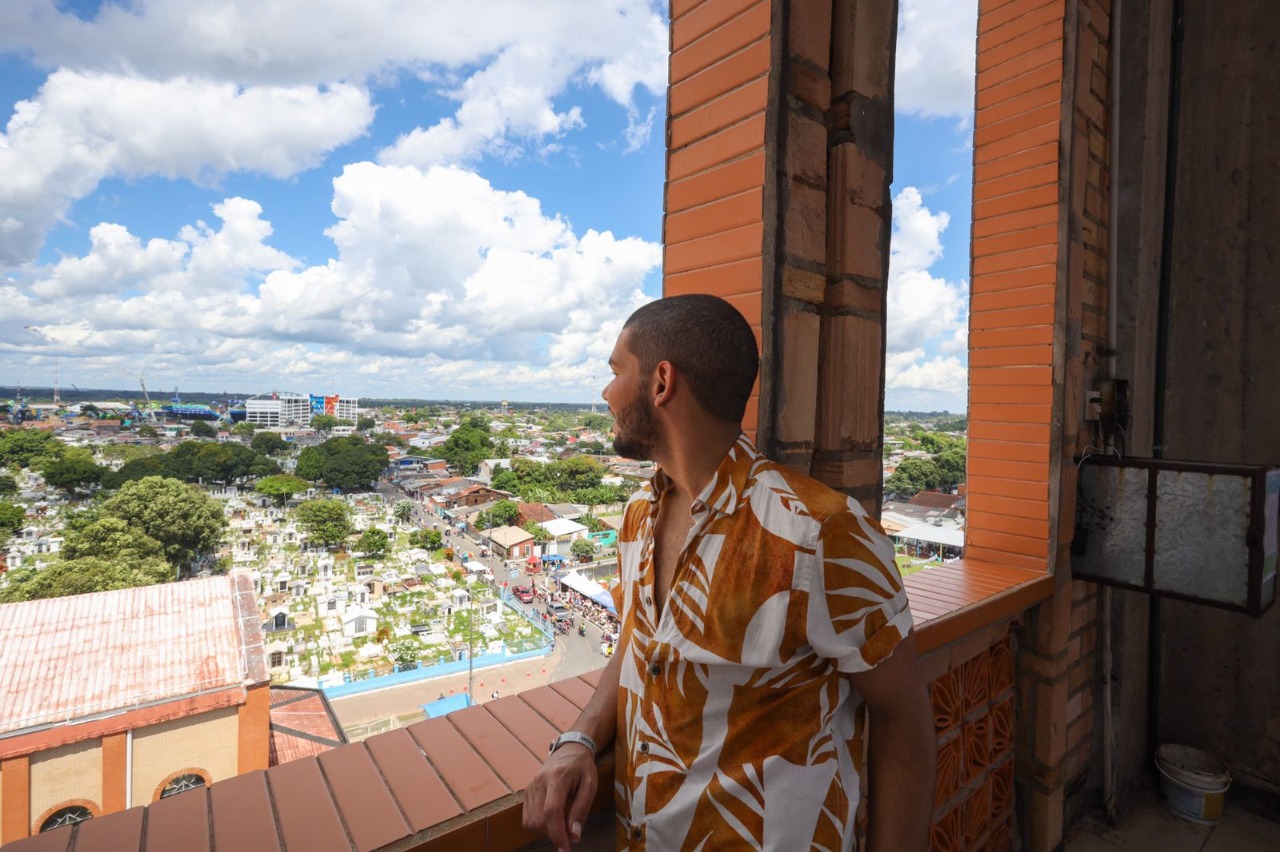 Ex-BBB Vyni faz passeio em Parintins com Ruivinha de Marte: 'Fora da realidade'