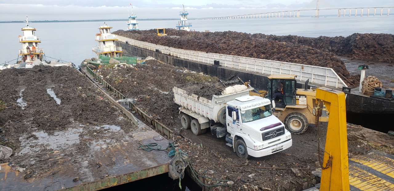 Mais de 300 toneladas de resíduos são retiradas de lixeira a céu aberto em Manaus