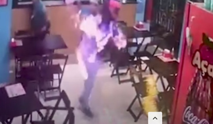 Vídeo: Jovem coloca fogo em colega de trabalho em lanchonete