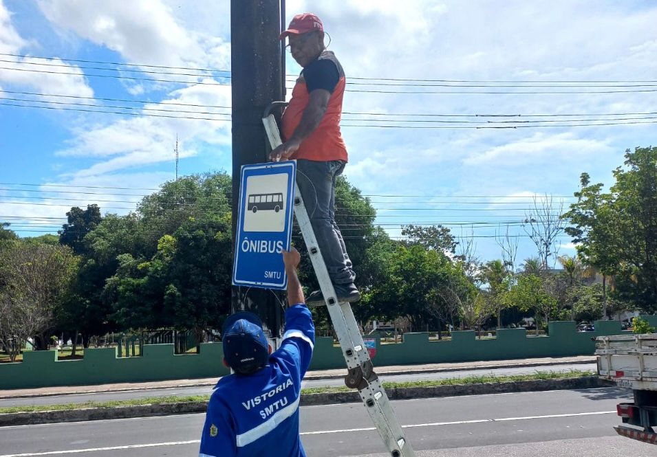 Mais de 100 placas de sinalização de paradas de ônibus são instaladas em Manaus
