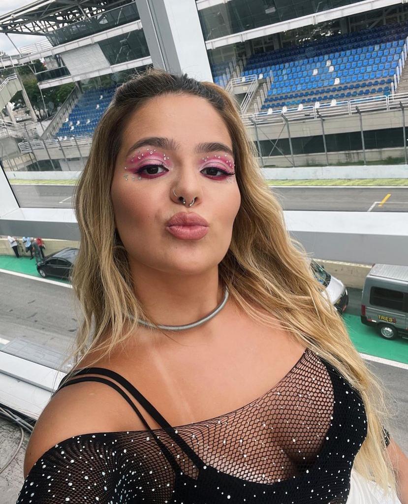 Viih Tube é atendida em cadeira de rodas ao passar mal em aeroporto; motivo surpreende