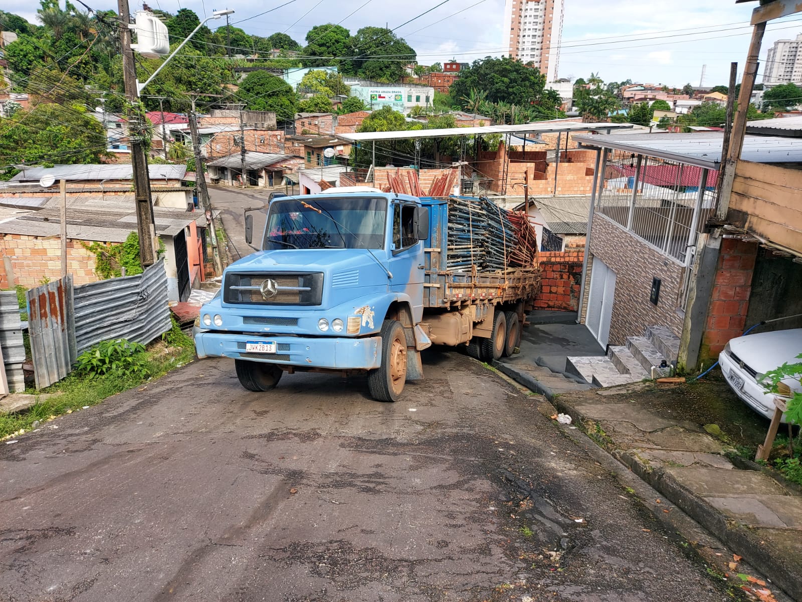 Caminhão carregado de ferro perde controle em ladeira e atinge muro de casa em Manaus