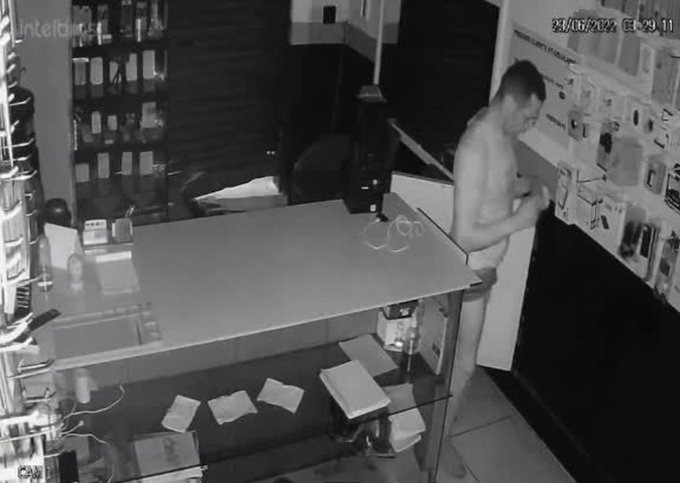 Vídeo: De cueca, ladrão bebe whisky e escolhe o que roubar em loja de celulares