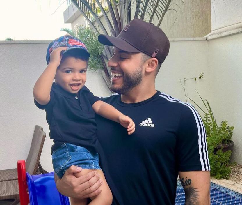 Murilo Huff se irrita com fã que o acusou de abandonar filho com Marília Mendonça: 'velha maluca'