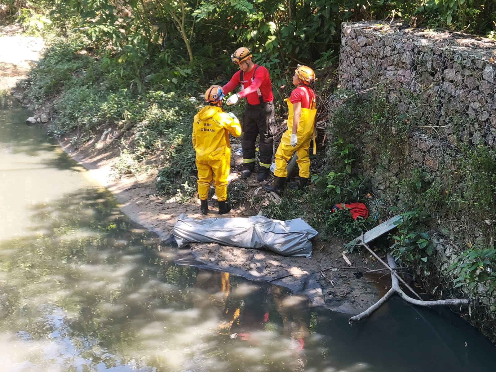 Com facada no pescoço, corpo de homem é encontrado boiando em igarapé em Manaus