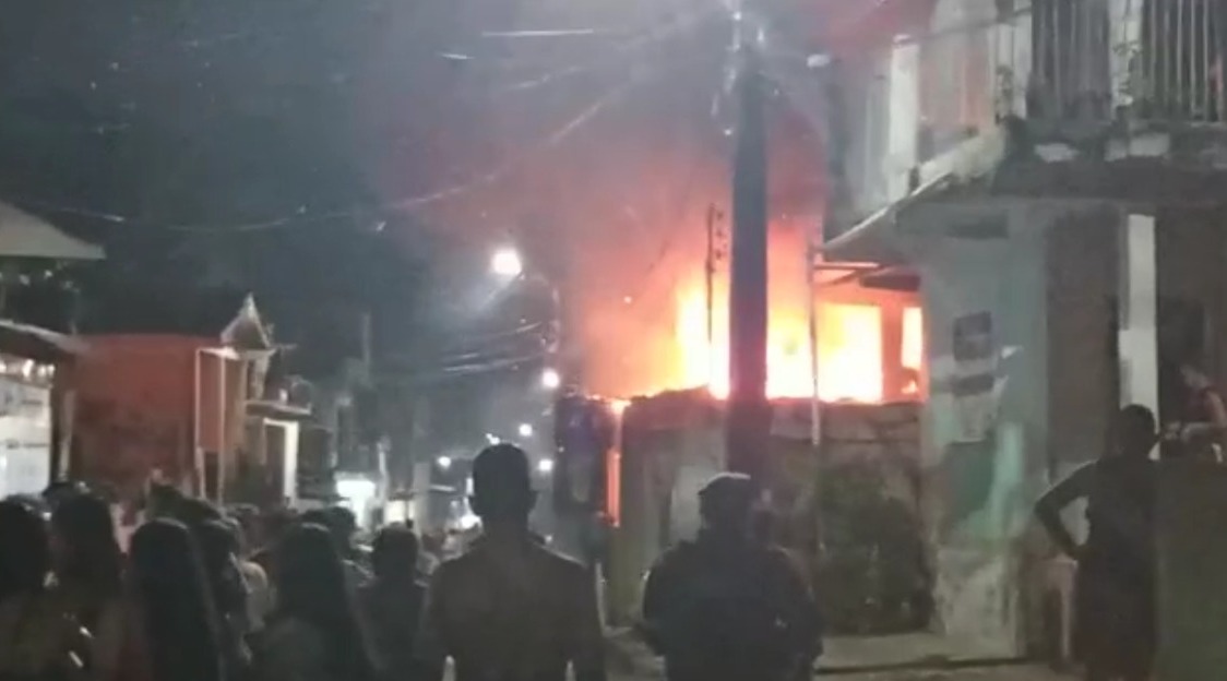 Incêndio destrói casa em Manaus; Vídeo