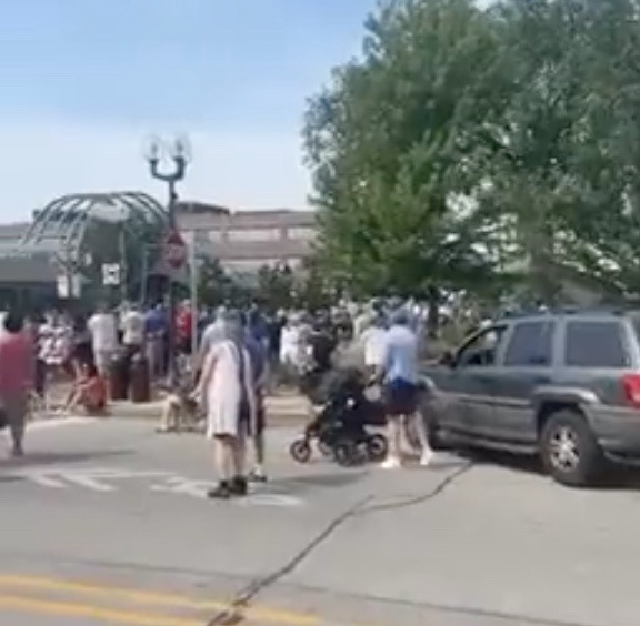 Tiroteio durante desfile de 4 de julho deixa ao menos seis mortos nos EUA; Vídeo