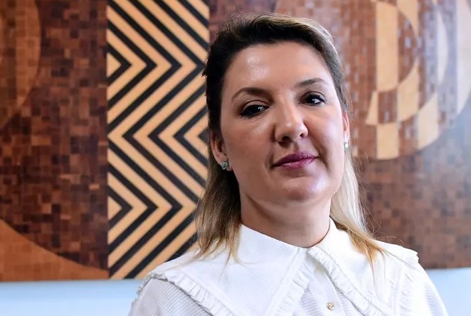 Nova presidente da Caixa toma posse e diz que vai afastar consultores do gabinete de Pedro Guimarães