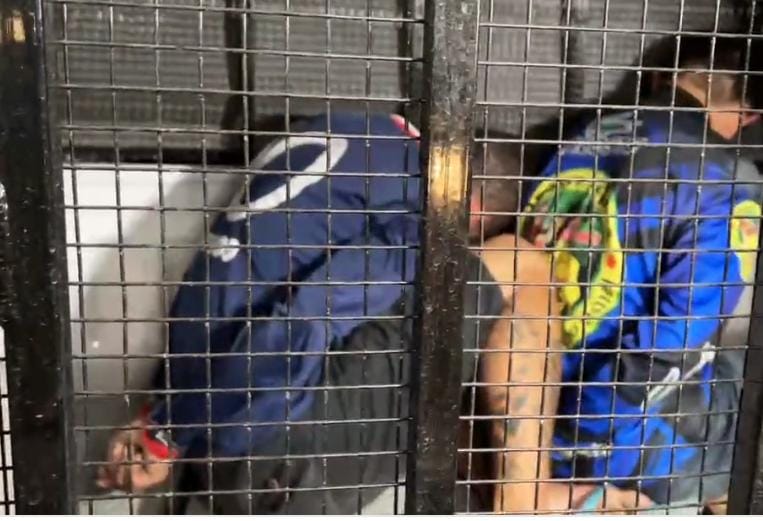 Falso mototaxista e comparsa são presos com arma em Manaus