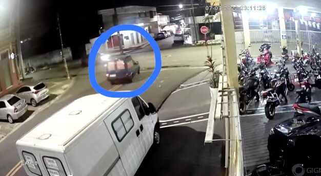 Vídeo mostra carro estacionado sendo furtado em Manaus