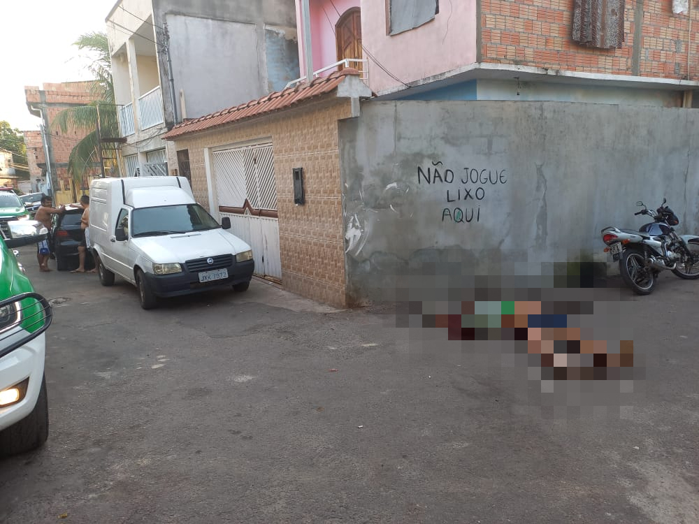 Homem é executado com tiros na cabeça na rua de casa em Manaus