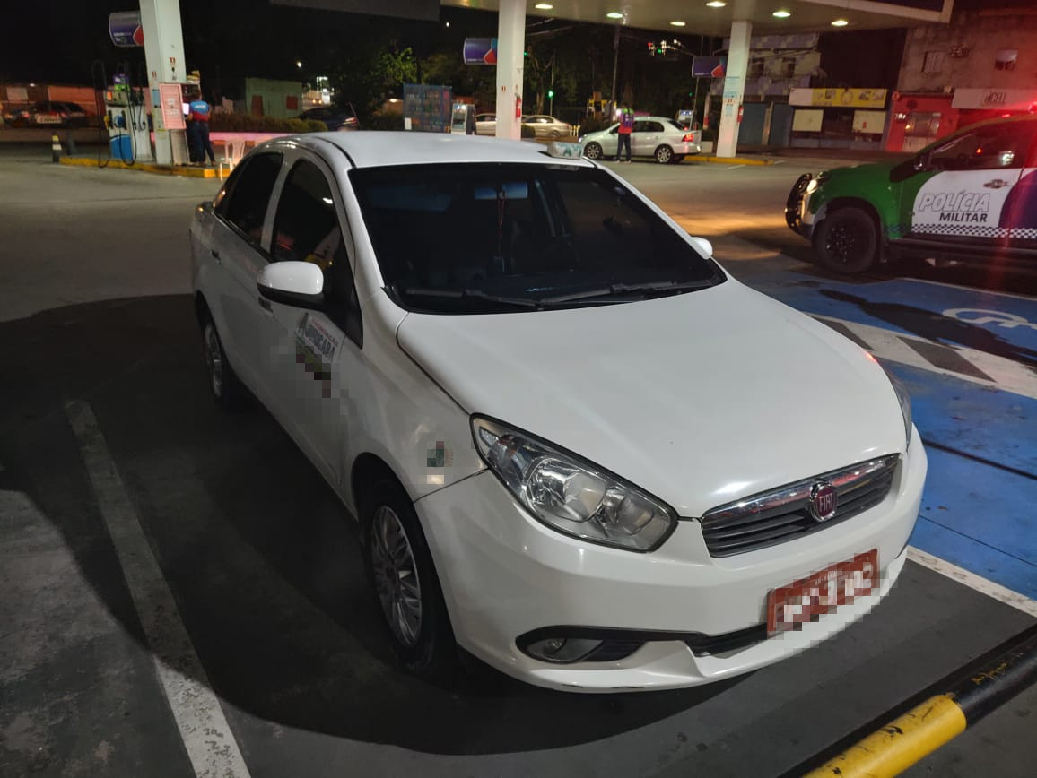 Motorista se joga de carro em movimento para escapar de assaltante em Manaus