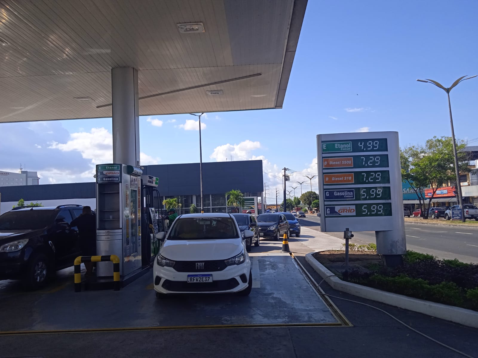 Preço da gasolina começa a baixar após decreto e chega a R$ 5,99 em Manaus
