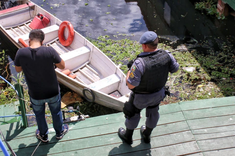 Corpo boiando em rio foi comido por peixes e estava com mãos e pés amarrados em Manaus