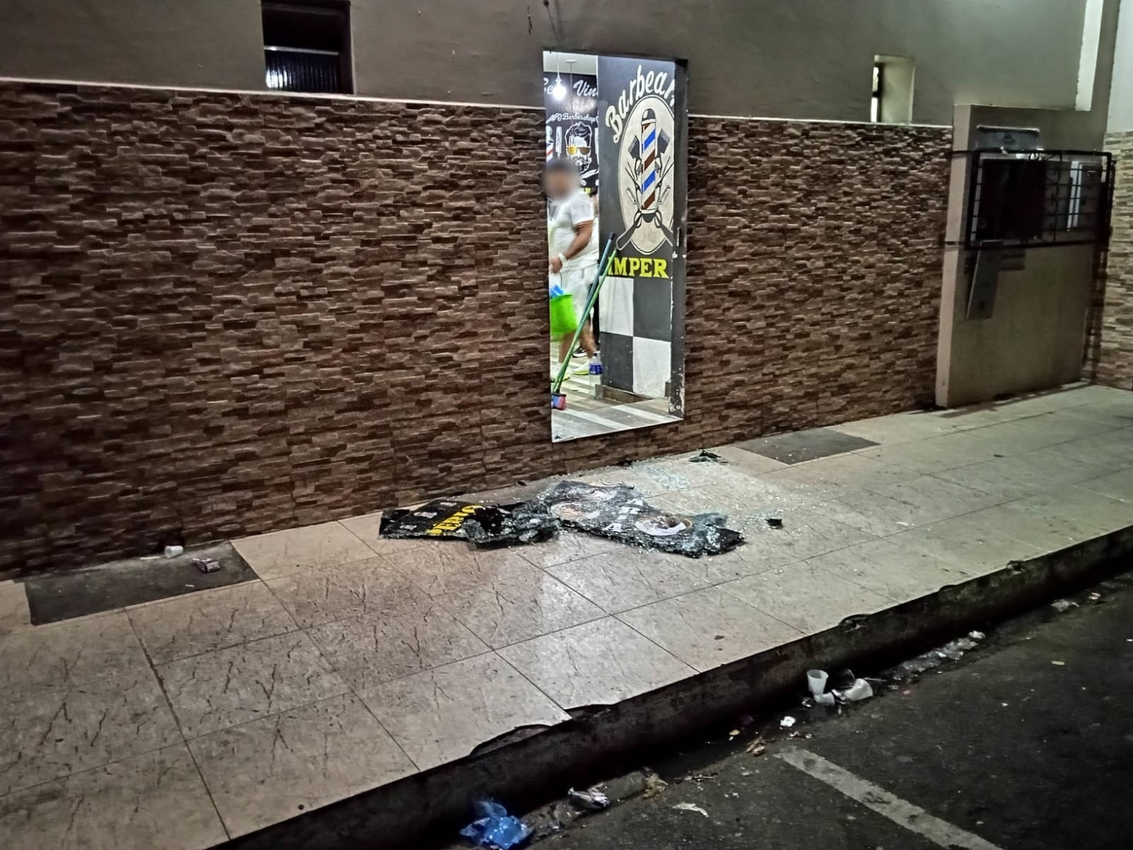 Dupla em moto joga explosivo em barbearia, gera tiroteio e deixa 2 baleados em Manaus 