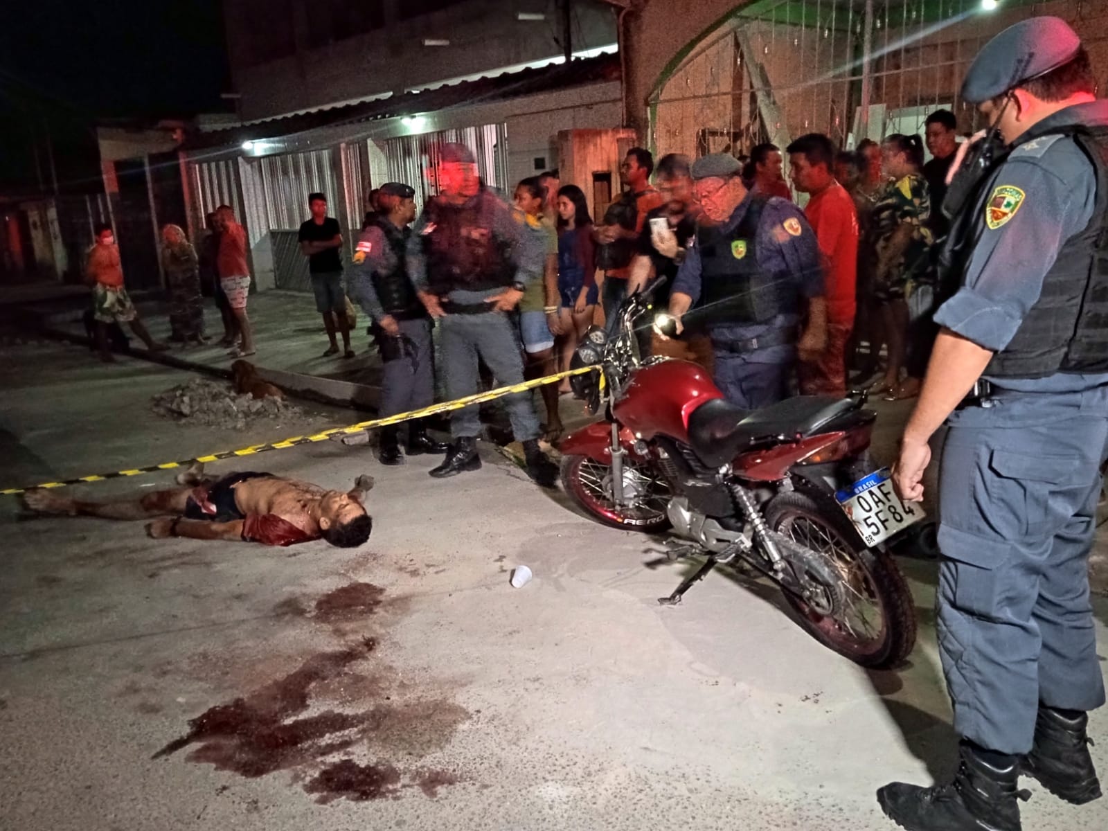 Cliente reage e mata  a tiros criminoso que tentava assaltar lanchonete em Manaus