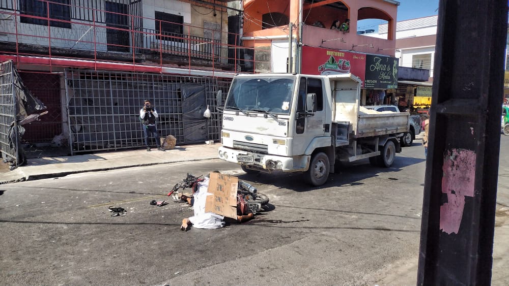 Acidente: Motociclista morre ao bater de frente com caçamba em Manaus