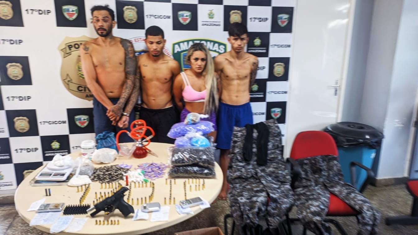 Com fardas da Rocam, drogas e arma, grupo liderado por mulher é preso em Manaus