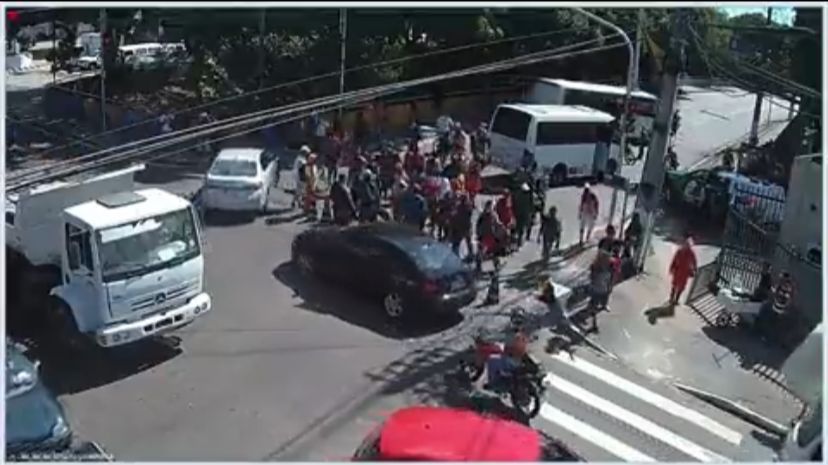 Garis protestam em frente a Prefeitura após troca de empresa terceirizada em Manaus