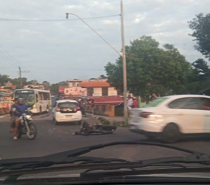 Motociclista fica ferido após acidente com carro em Manaus