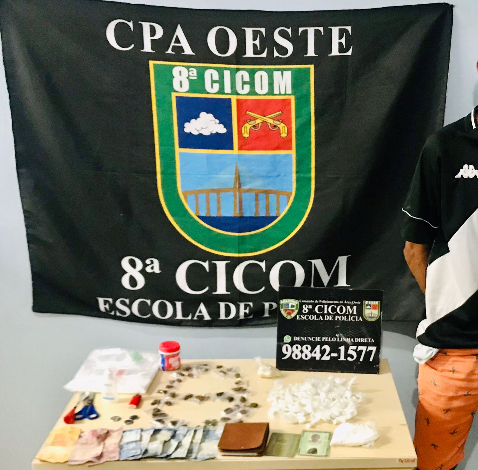 Dupla é presa após esconder drogas em casa de familiares, em Manaus