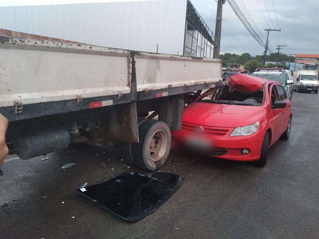 Carro fica destruído durante acidente e quatro ficam feridos em Manaus