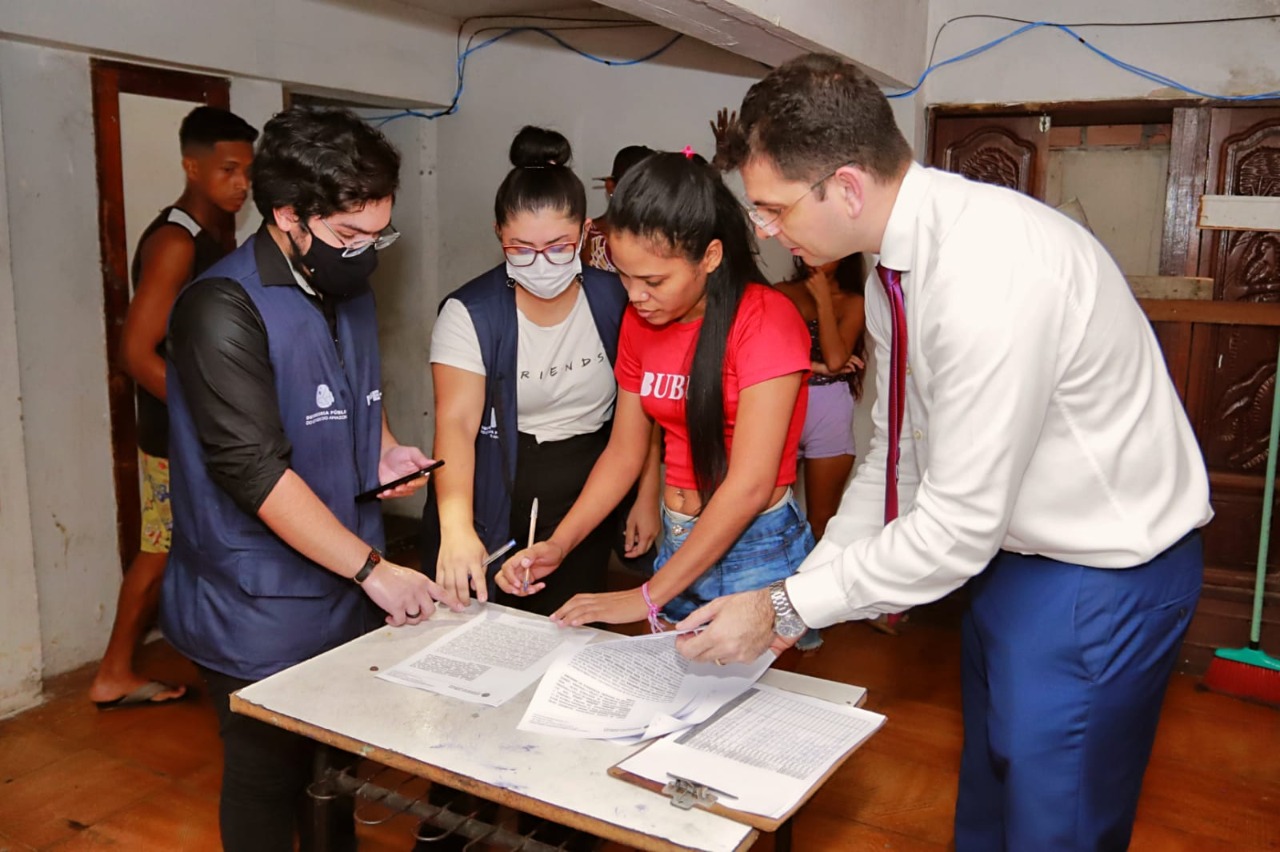 Venezuelanos recebem assistência antes de desocupação de prédio no Centro de Manaus