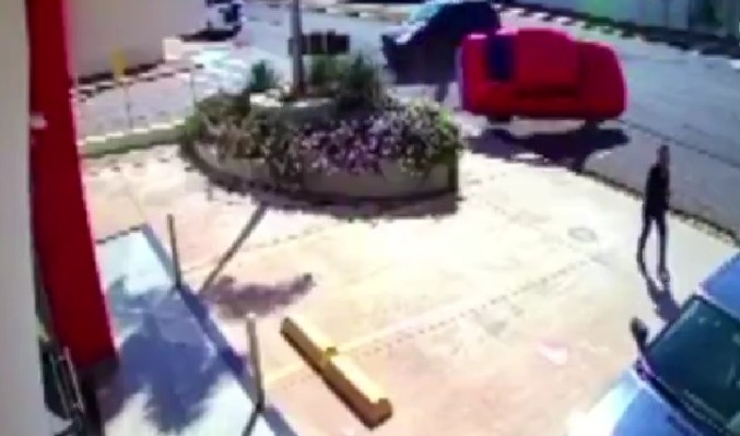 Nasceu de novo: Homem escapa de ser esmagado por carro; Vídeo 