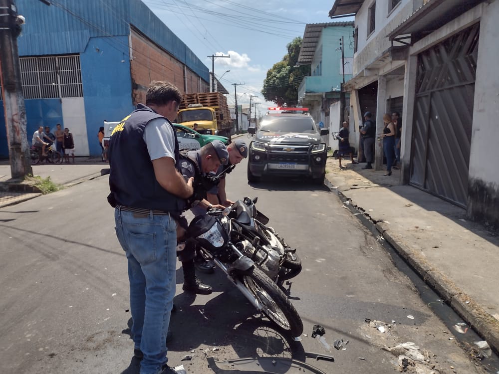 Foragido tem perna dilacerada em acidente durante perseguição policial em Manaus