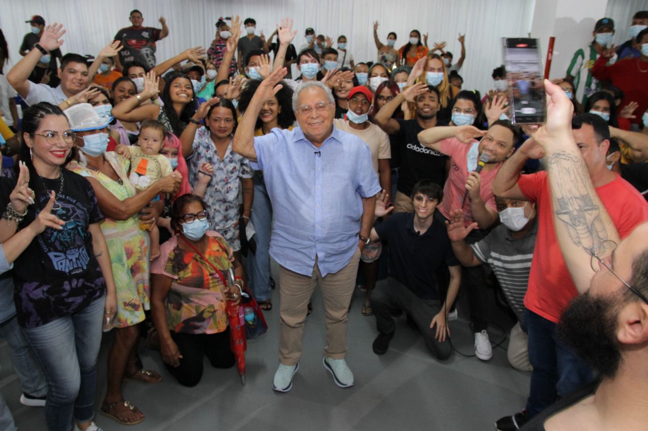 Amazonino Mendes debate com jovens alternativas para o mercado e novas oportunidades para a UEA