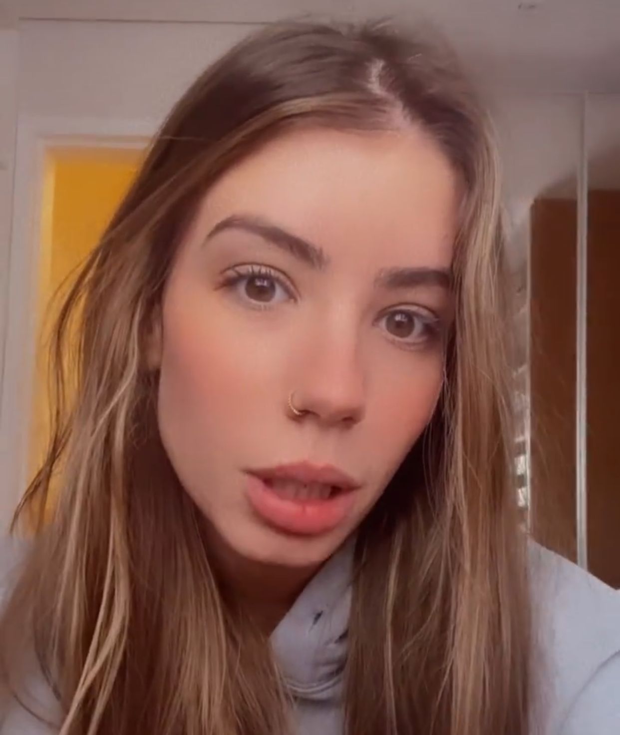 Ex de Whindersson, Maria Lina faz desabafo após pegar pulga: ‘cheia de coceira’