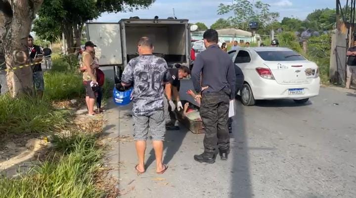 Acidente: Motociclista e passageiro morrem ao colidirem com árvore em Manaus