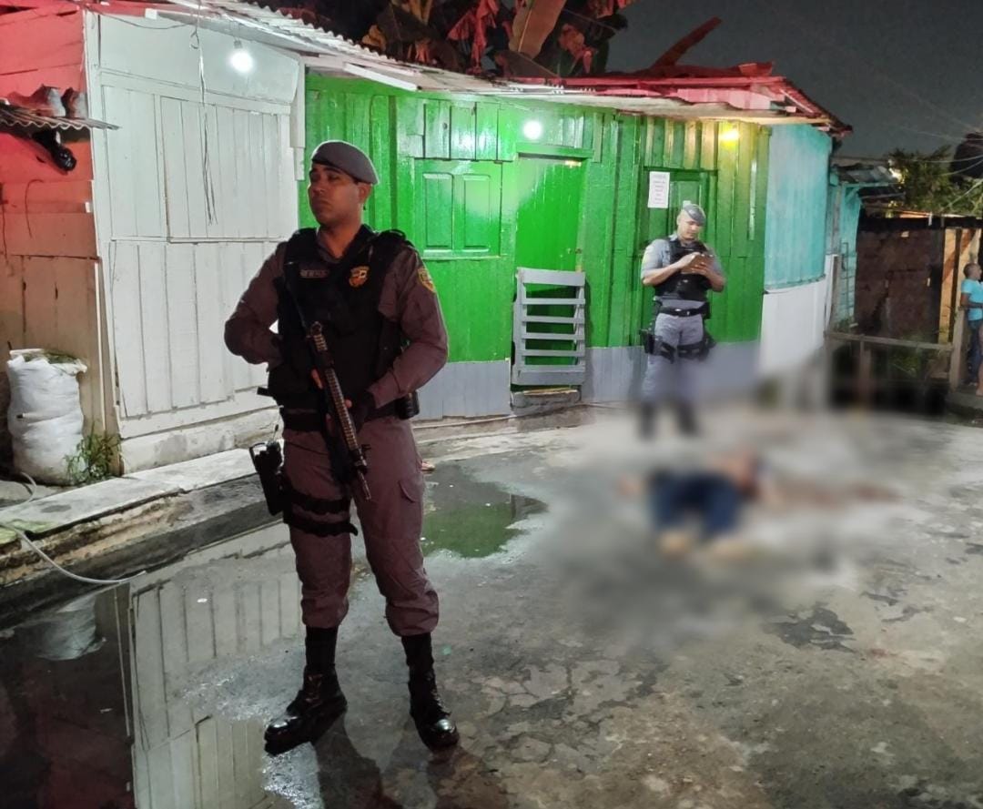 Dupla em motocicleta mata catador de latinha no meio da rua em Manaus