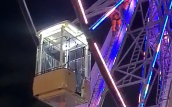 Roda-gigante de 36 metros trava e deixa visitantes presos; Vídeo