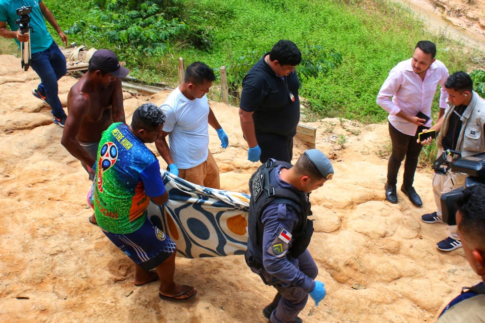 Adolescente morta na casa do padrasto em Manaus estava seminua e levou 9 facadas 