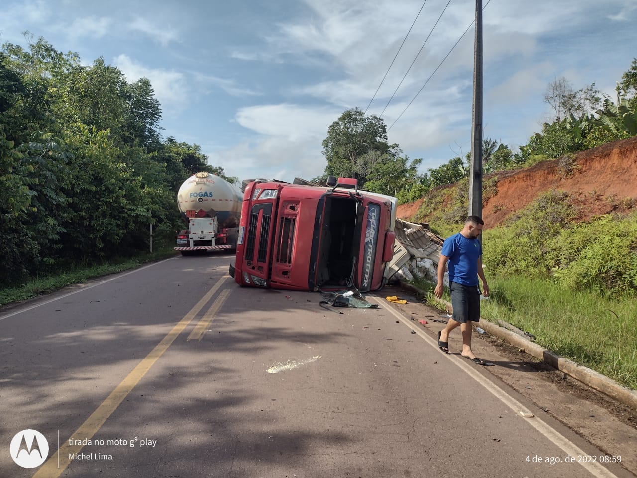 Carreta carregada de fardos de açúcar tomba na BR-174; Veja fotos