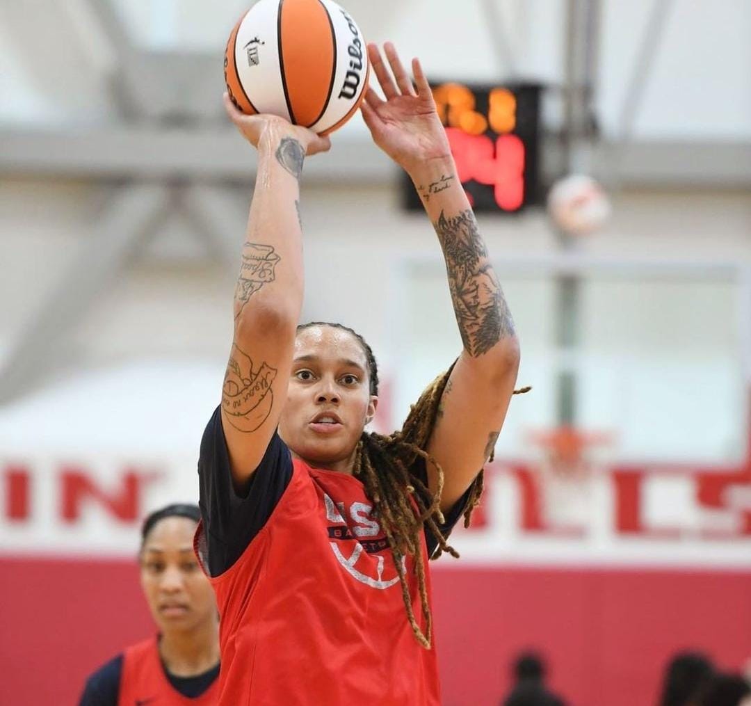Estrela do basquete nos EUA, Brittney Griner é condenada a 9 anos de prisão na Rússia