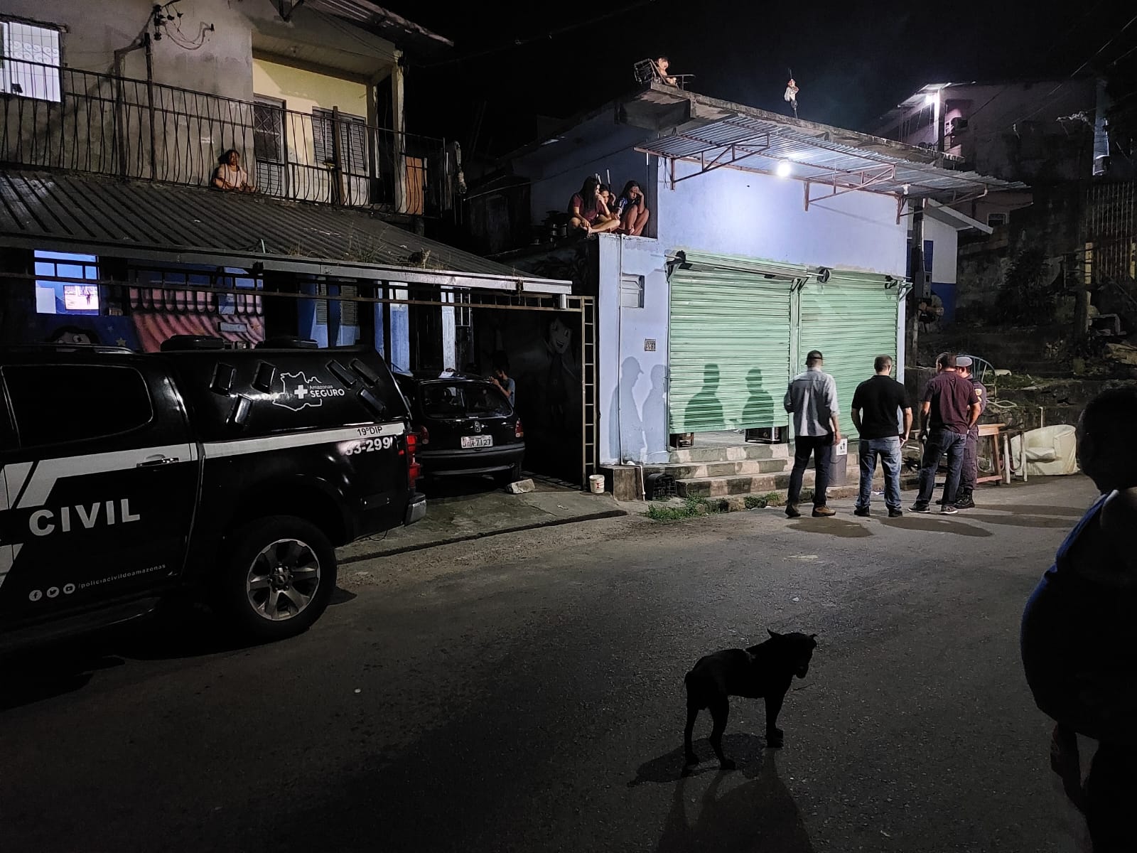 Criminosos invadem comércio e matam jovem a tiros em Manaus