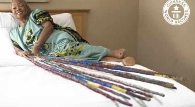 Americana bate o recorde de unhas mais longas do mundo; não corta há 25 anos