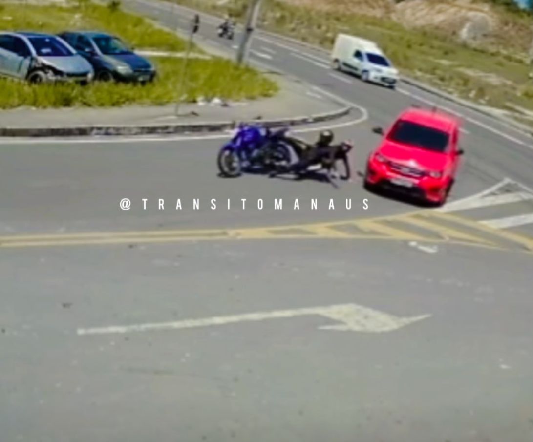 Vídeo: Carro atinge moto e ocupantes são arremessados em avenida de Manaus 