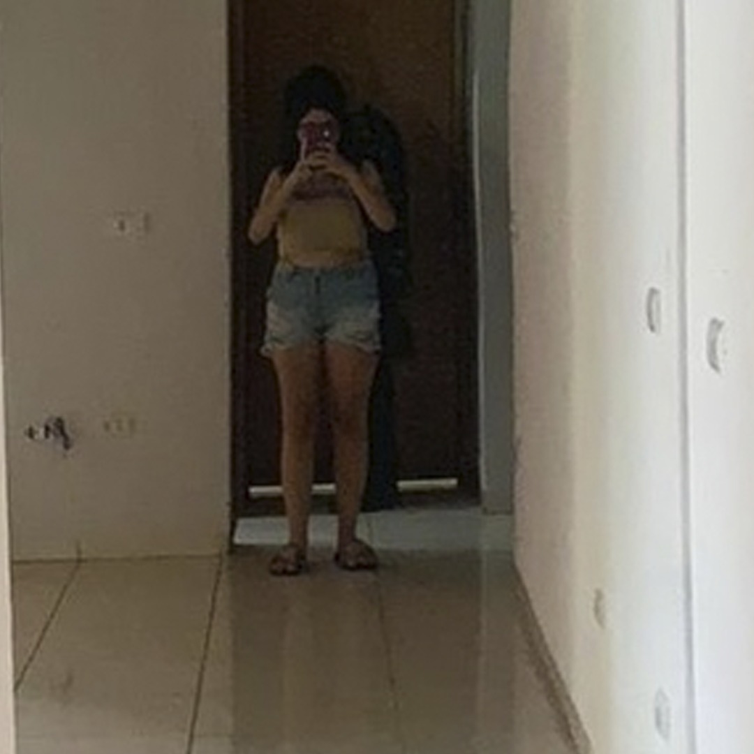 Mulher tira foto na casa de pai falecido e espírito aparece atrás dela