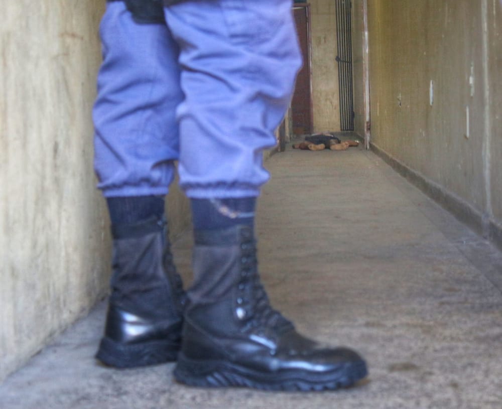 Mulher morre agonizando nos braços do marido após levar 10 tiros em Manaus