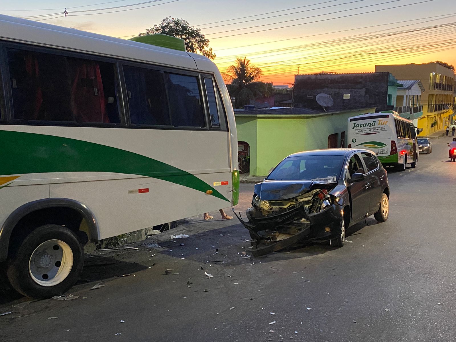 Carro e muro de casa ficam destruídos após acidente com micro-ônibus em Manaus