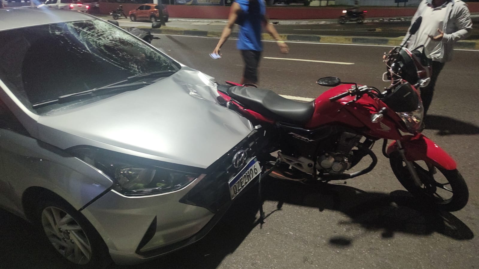 Motociclista de aplicativo é internado após acidente que matou passageira em Manaus