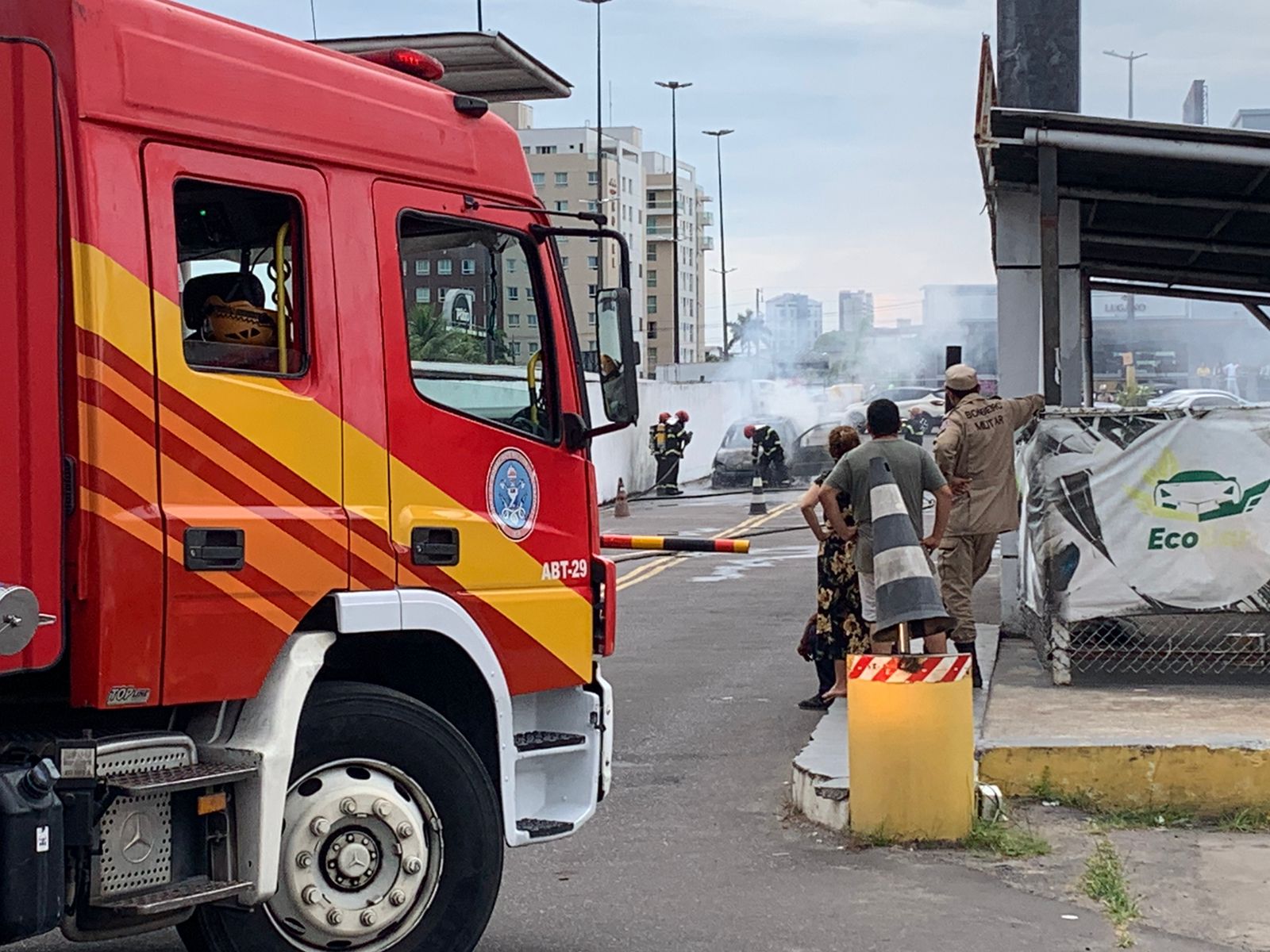 Carro fica destruído após pegar fogo em estacionamento de supermercado em Manaus
