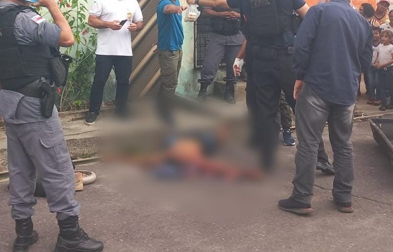 Homem é morto durante tiroteio entre criminosos em carros em Manaus 