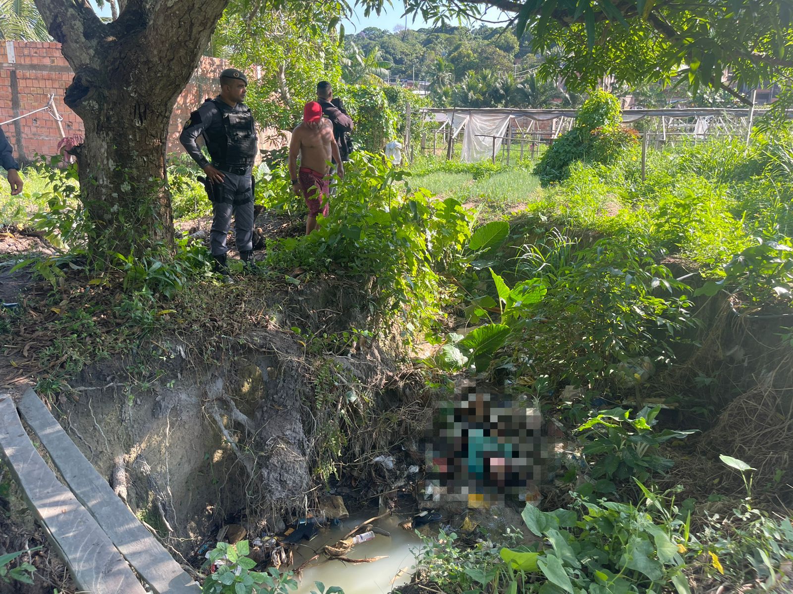 Com pescoço dilacerado e bilhete de facção, jovem é achado morto em Manaus