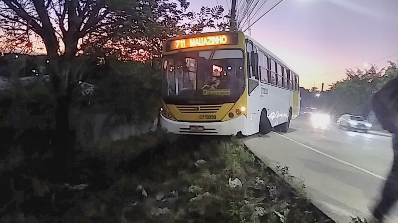 Acidente: Ônibus vai parar à beira de barranco após barra de direção quebrar em Manaus