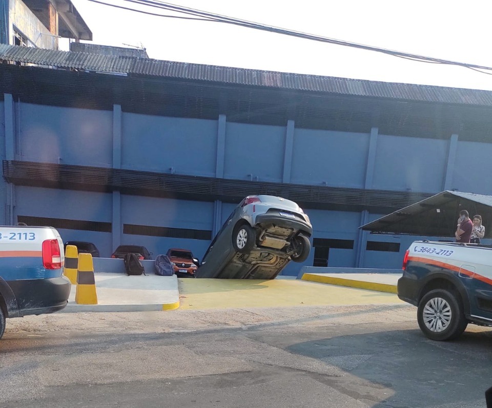 Motorista confunde escada com rampa e carro fica pendurado em Manaus