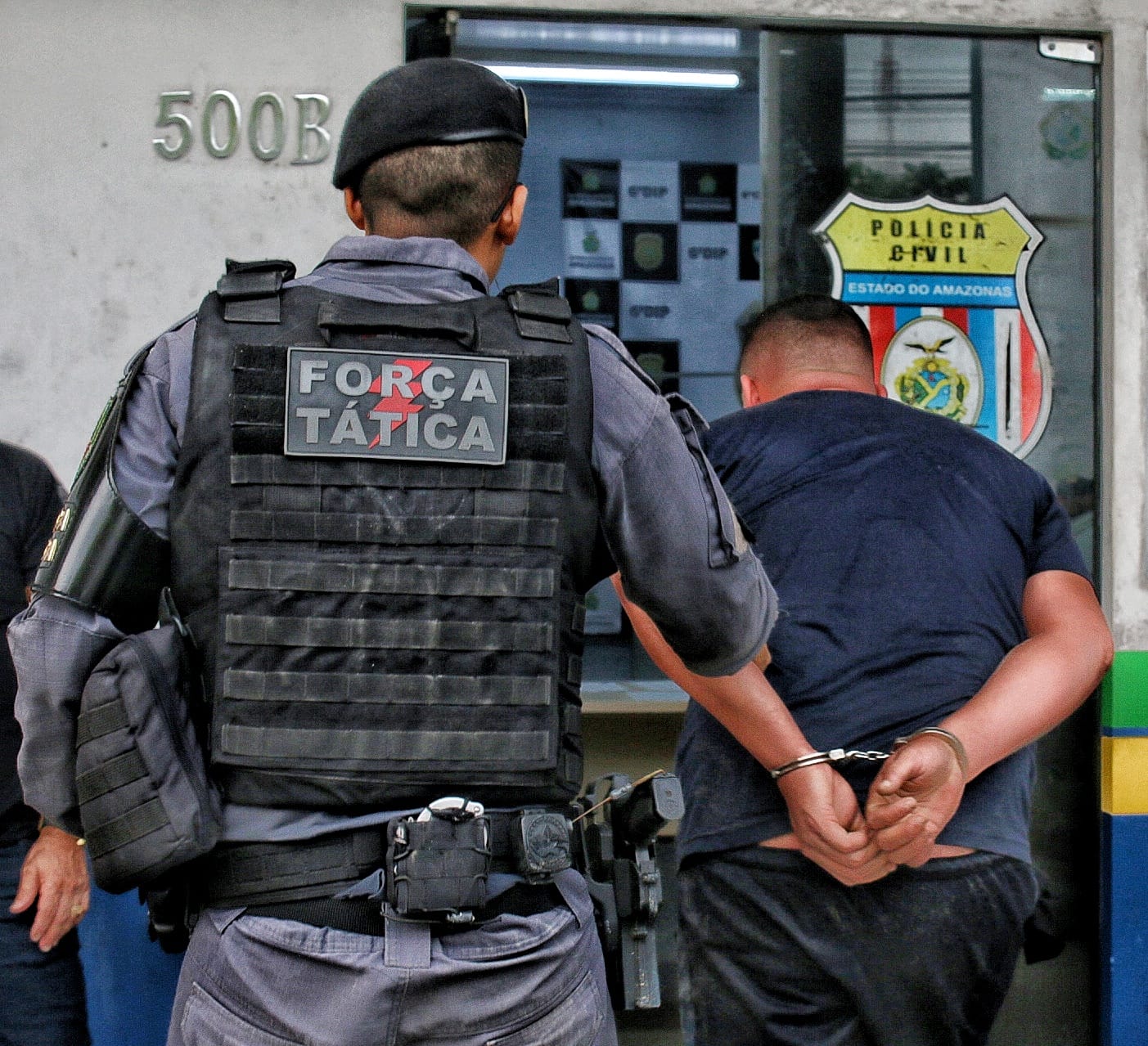 Flagrado com arma e drogas, homem deixa policial ferido ao resistir à prisão em Manaus